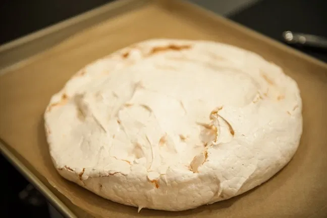 Leave the meringue to cool in the oven.