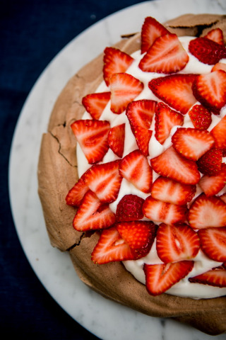 Chocolate-meringue-strawberries-top-sliced-strawberries.jpg 