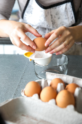 classic-tiramisu-separating-egg-yolks